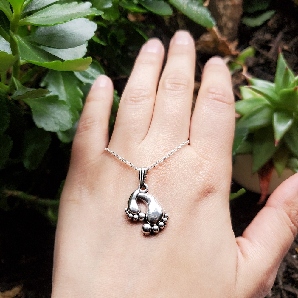 NWOT Little Feet Necklace - Picture 9 of 12